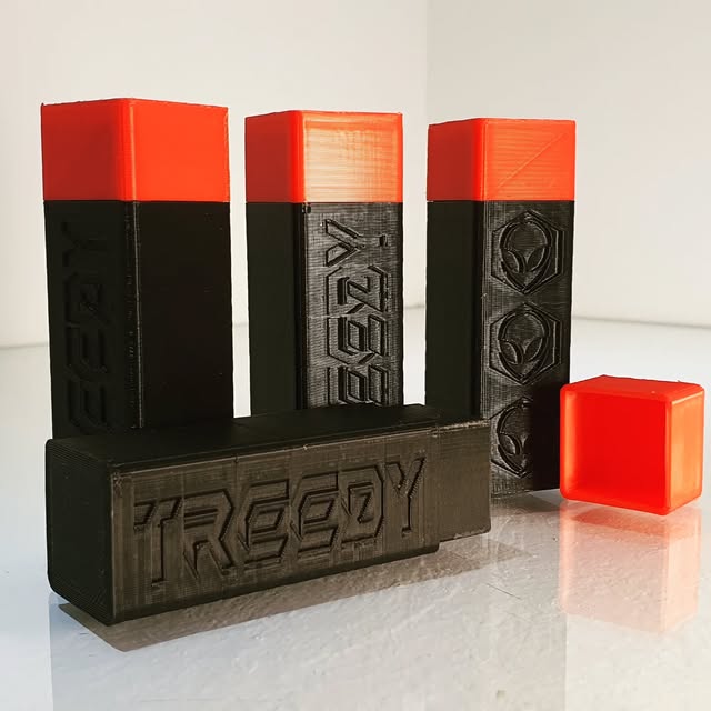 Cajas y organizadores impresos en negro y naranja con logo Treedy